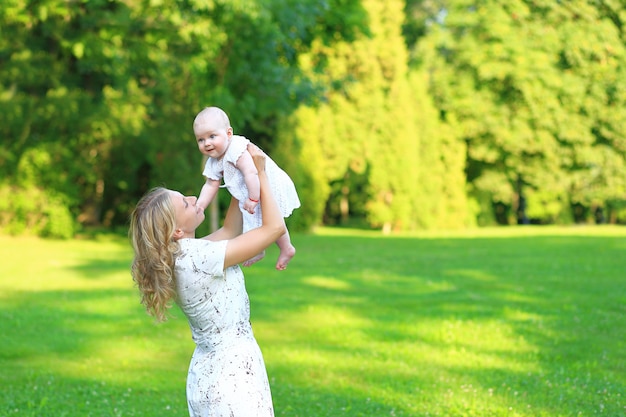 Junge Mutter mit einem Kind im Park