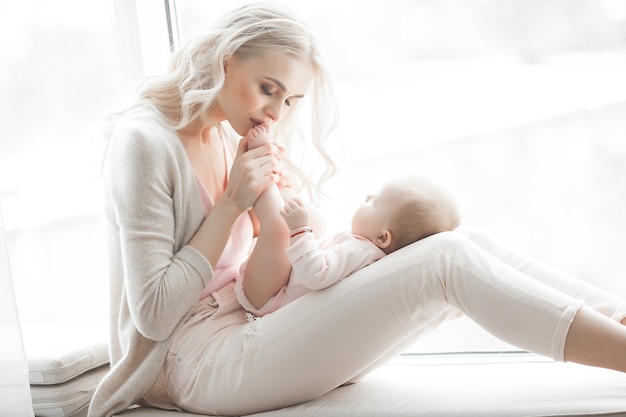 Junge Mutter mit einem kleinen Baby