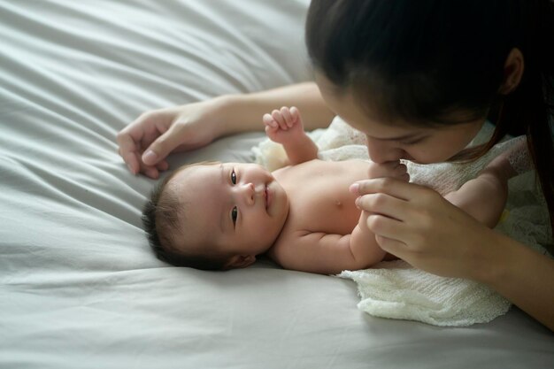 Junge Mutter mit einem niedlichen neugeborenen Baby