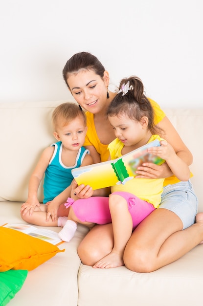 Junge Mutter mit ihrem Baby auf der Couch