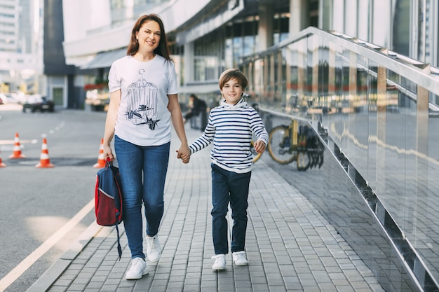 Junge Mutter mit ihrem Sohn, der in der Stadt geht