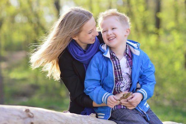 Foto junge mutter mit ihrem sohn lachend.