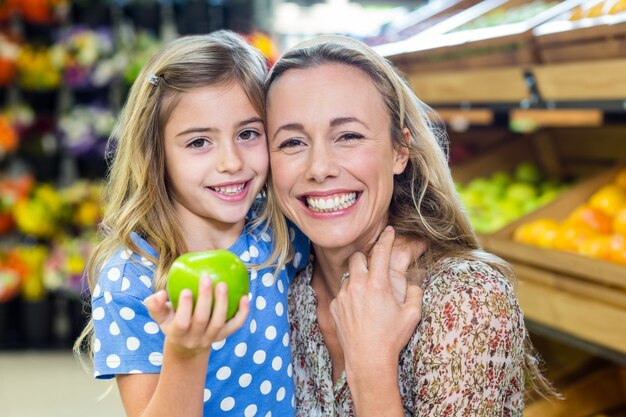 Junge Mutter mit ihrer Tochter