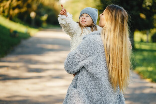 Junge Mutter mit Kleinkind