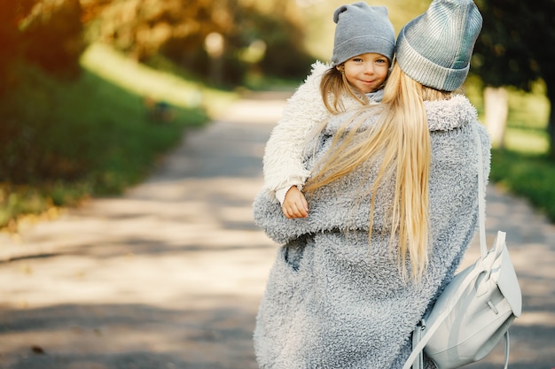 Junge Mutter mit Kleinkind