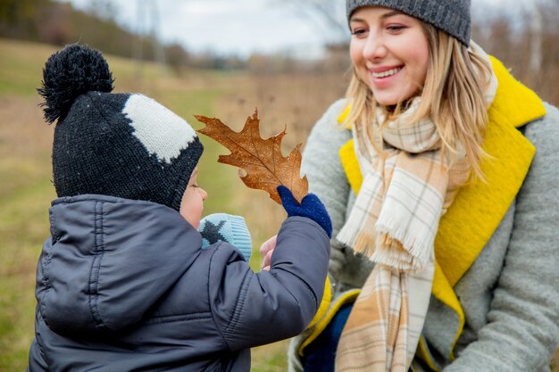 Junge Mutter mit Kleinkindjungen an im Freien.