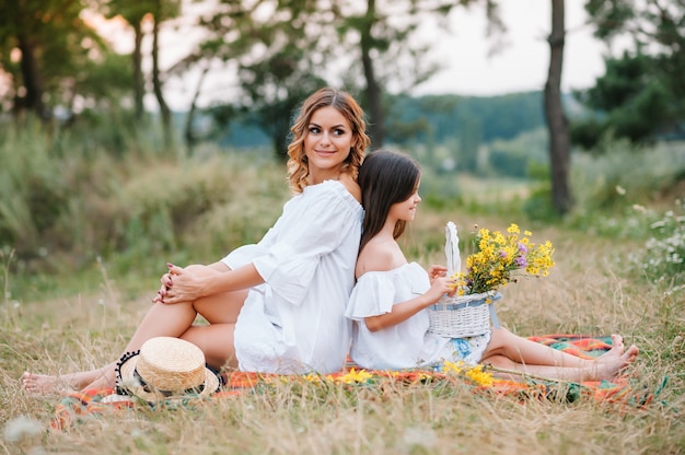 Foto junge mutter und ihre tochter haben spaß, muttertag