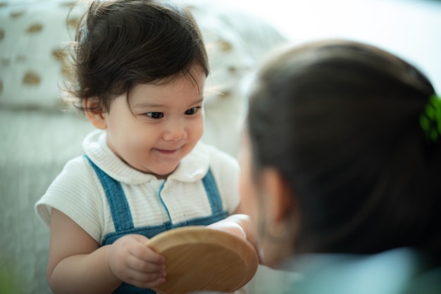 Junge Mutter und Kind Baby sind glücklich zu Hause Kindheit Familienkonzept mit kaukasischen Mutter und kleinen Jungen neugeborenen Pflege Lebensstil