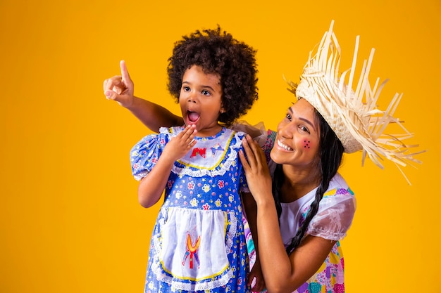 Junge mutter und kleine tochter gekleidet in festa junina-outfit für die juni-party