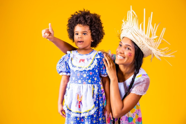 Junge mutter und kleine tochter gekleidet in festa junina-outfit für die juni-party