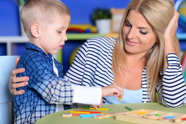 Junge Mutter und süßer kleiner Sohn spielen