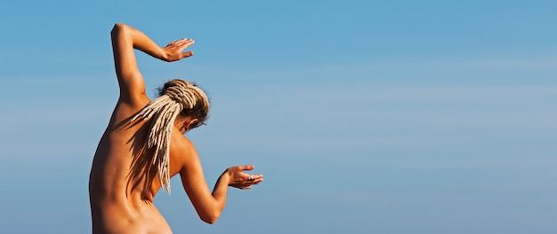 Junge nackte Frau mit Dreadlocks