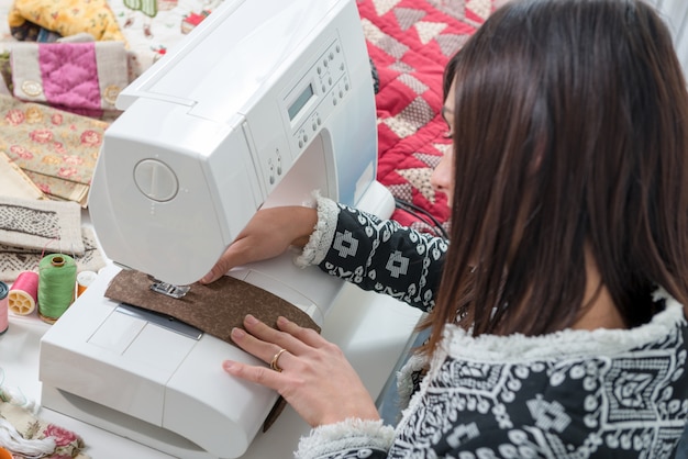 Junge Näherin mit ihrer Nähmaschine