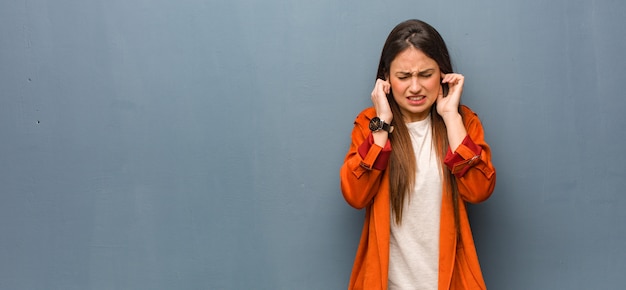 Junge natürliche Frauenbedeckungsohren mit den Händen