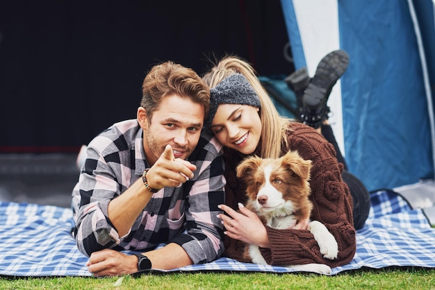 Junge nette Paare, die Spaß beim Camping haben. Foto in hoher Qualität