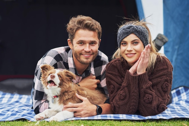 Junge nette Paare, die Spaß beim Camping haben. Foto in hoher Qualität