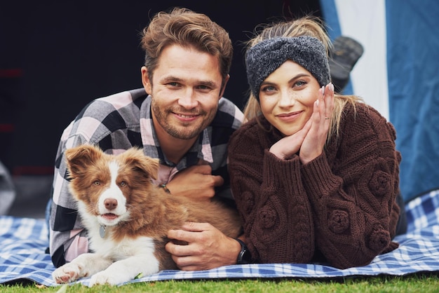 Junge nette Paare, die Spaß beim Camping haben. Foto in hoher Qualität