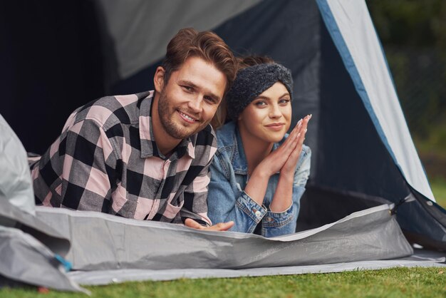 Junge nette Paare, die Spaß beim Camping haben. Foto in hoher Qualität