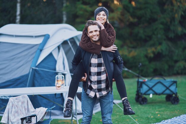 Junge nette Paare, die Spaß beim Camping haben. Foto in hoher Qualität