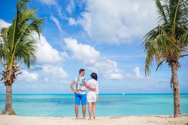 Junge Paare auf weißem Strand, glückliche Familie auf Flitterwochenferien