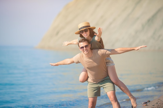 Junge Paare auf weißem Strand während der Sommerferien