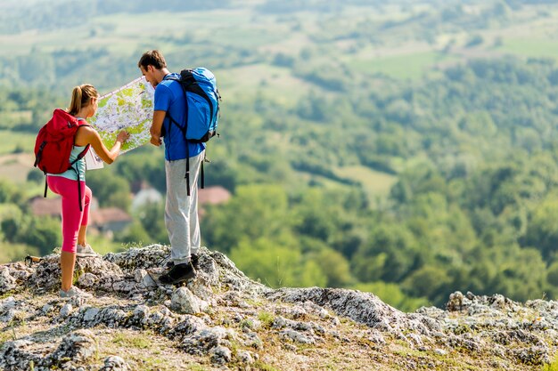 Junge Paare, die auf dem Berg wandern