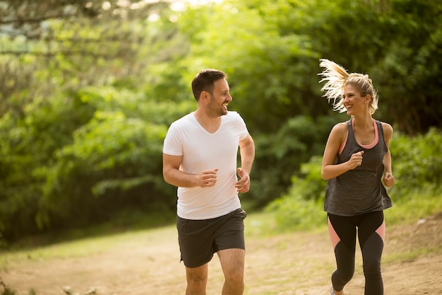 Junge Paare, die draußen in der Natur rütteln