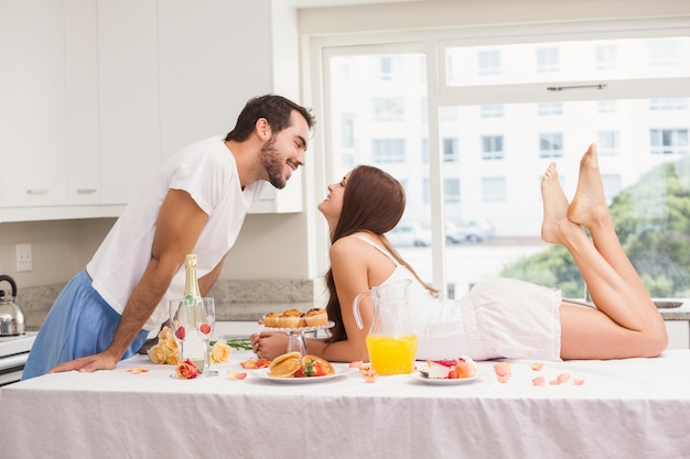 Junge Paare, die ein romantisches Frühstück haben