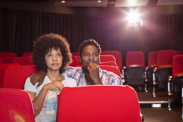 Junge Paare, die einen Film im Kino aufpassen