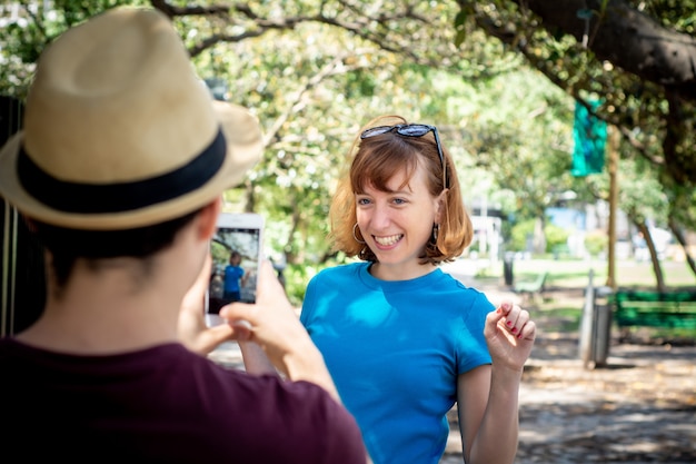 Junge Paare, die Foto mit Smartphonekamera machen.