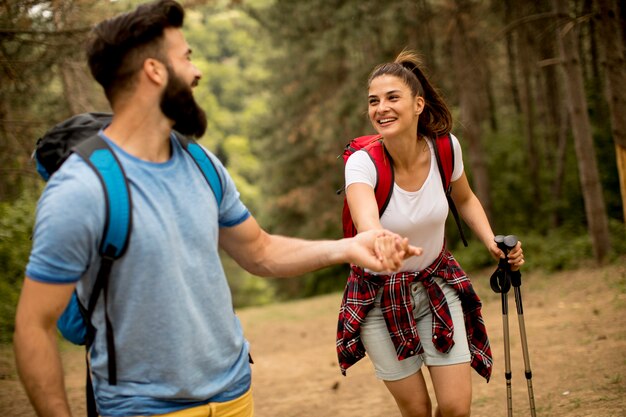 Junge Paare, die genießen, in der Natur zu wandern