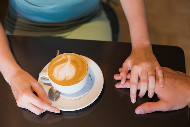 Junge Paare, die Kaffee zusammen trinken