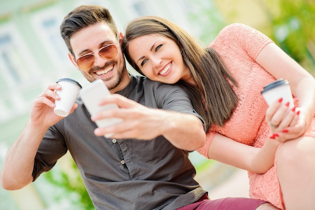 Junge Paare, die selfie nehmen