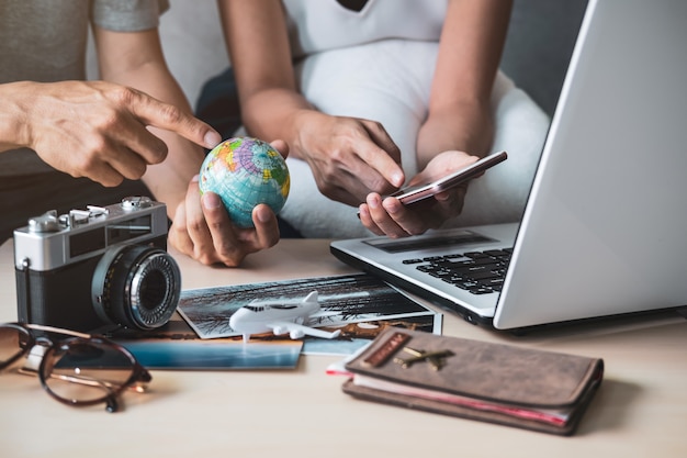 Foto junge paare, die urlaubsreise planen und informationen suchen oder hotel an einem intelligenten telefon buchen