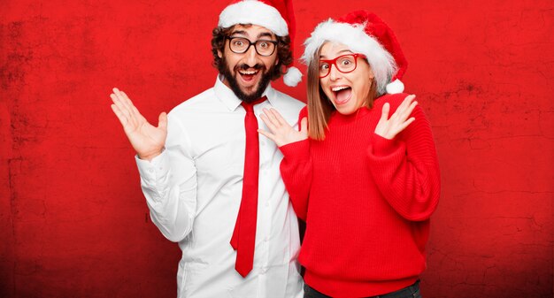 Junge Paare, die Weihnachtskonzept ausdrücken. Paar und Hintergrund in verschiedenen Schichten