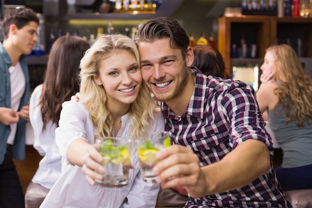 Junge Paare, die zusammen etwas trinken