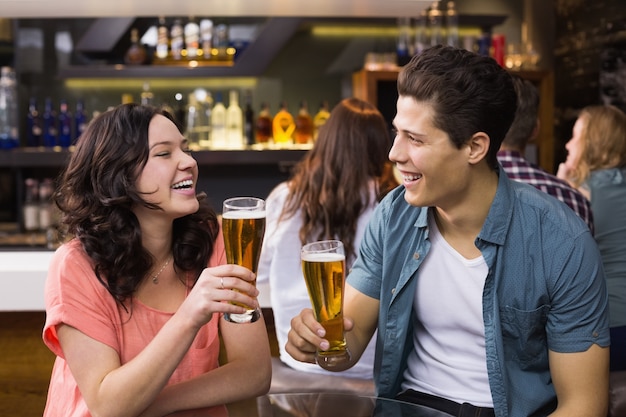 Junge Paare, die zusammen etwas trinken