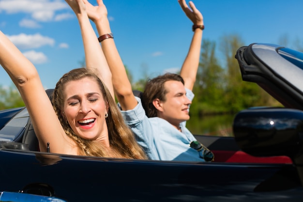 Junge Paare mit Cabriolet im Sommer auf Tagesreise