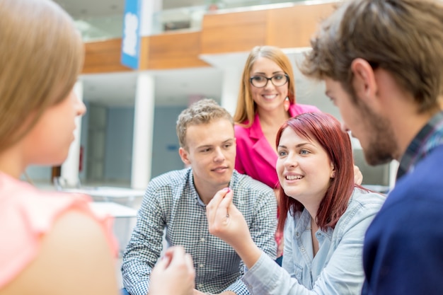 Foto junge partner diskutieren brainstorming und ideen bei der sitzung