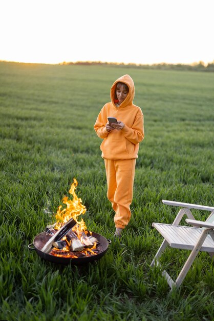 Junge Person am Kamin in der Natur