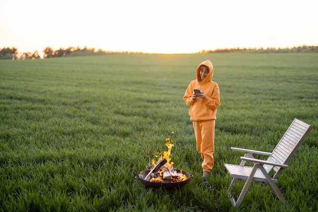 Junge Person am Kamin in der Natur