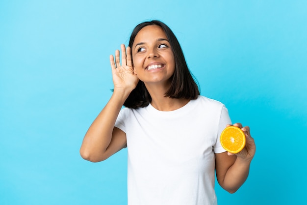 Junge Person mit Essen über isoliertem Hintergrund