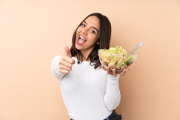 Junge Person mit Essen über isoliertem Hintergrund