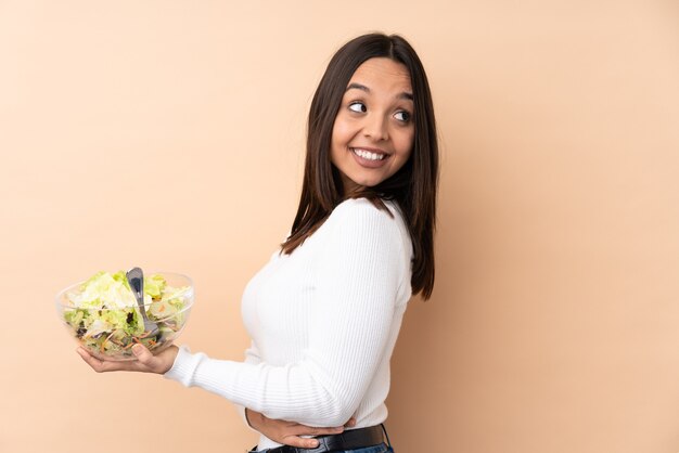 Junge Person mit Essen über isoliertem Hintergrund