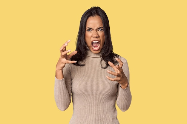 Junge philippinische Frau schreit vor Wut