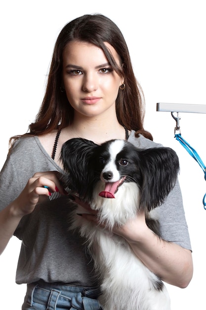 Junge professionelle Hundefriseurin mit Haustieren Sie posiert mit einem Instrument