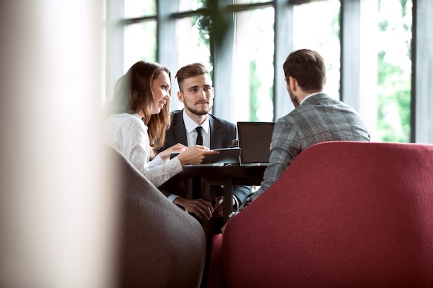 Junge Profis arbeiten in modernen Büros. Business Crew arbeitet mit Startup.