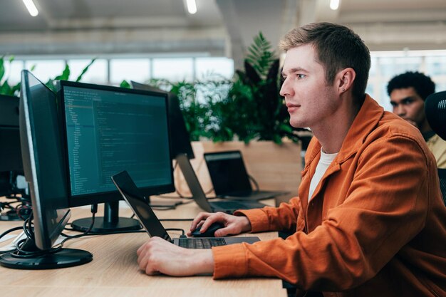 junge Programmierer, die an einem neuen Projekt für ein Start-up-Unternehmen arbeiten