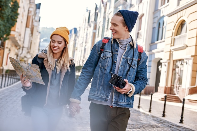 Junge Reiseblogger versuchen, in einer unbekannten Stadt per Karte zu navigieren