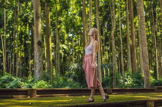 Junge Reisende entdecken den Ubud-Wald im Affenwald, Bali Indonesien. Reisen mit Kinderkonzept.